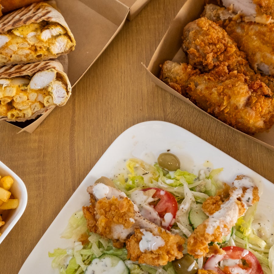 Piadine, pollo fritto e insalata con pollo croccante