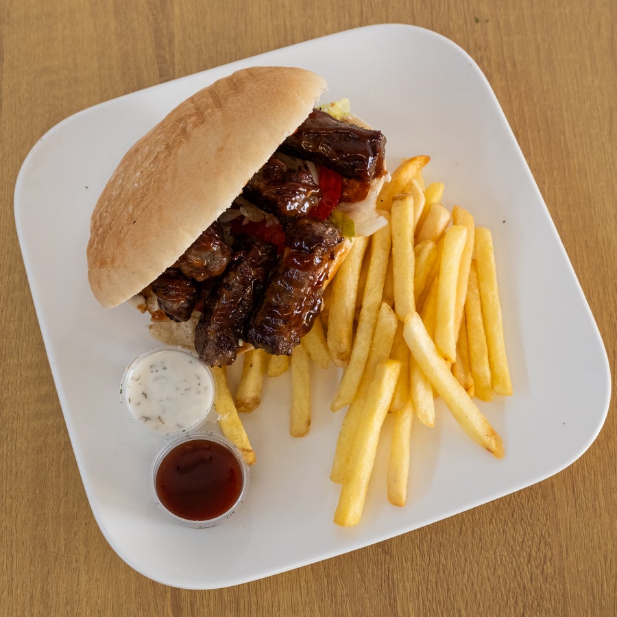 Panino al kofte con patatine e salse